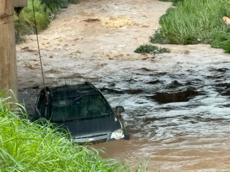 Carro submerso em córrego de Piracicaba com bombeiros realizando buscas pela motorista