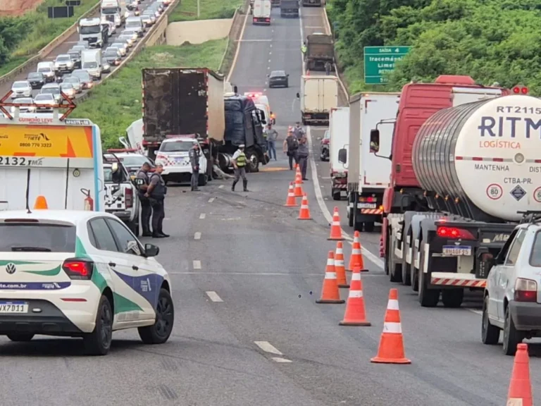 Acidente fatal de carreta em Piracicaba com van e viaturas da PM