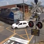 Carro colidindo com trem em Itirapina, São Paulo, em passagem de nível