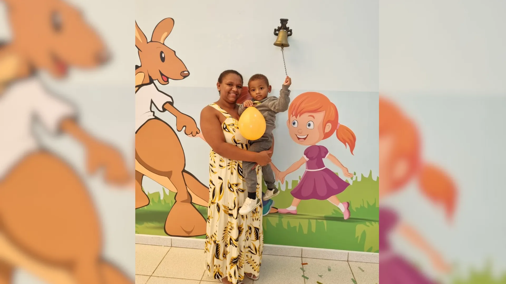 Criança feliz tocando sino da vitória em hospital após curar câncer em Jundiaí