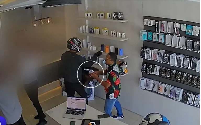 Assaltante em loja de celulares em Araruama filmado por câmeras de segurança
