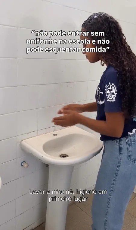 Banheiro Faetec Niterói sem portas e com torneiras quebradas