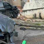 Acidentes de trânsito em Sorocaba e Votorantim com carro batendo em muro e outro em fachada de casa