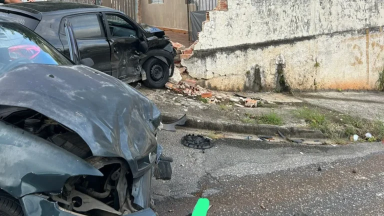 Acidentes de trânsito em Sorocaba e Votorantim com carro batendo em muro e outro em fachada de casa