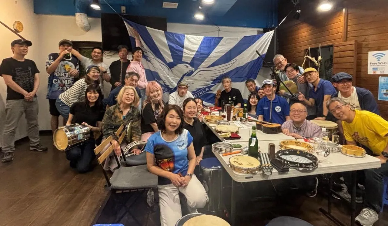 Japoneses festejando 103 anos da Portela em Tóquio com roda de samba e músicas brasileiras