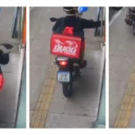 Homem em moto com mochila de entregador roubando celular em SP