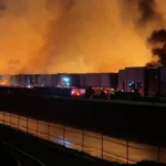 Incêndio massivo em armazém de papel higiênico na Califórnia, fumaça e bombeiros trabalhando