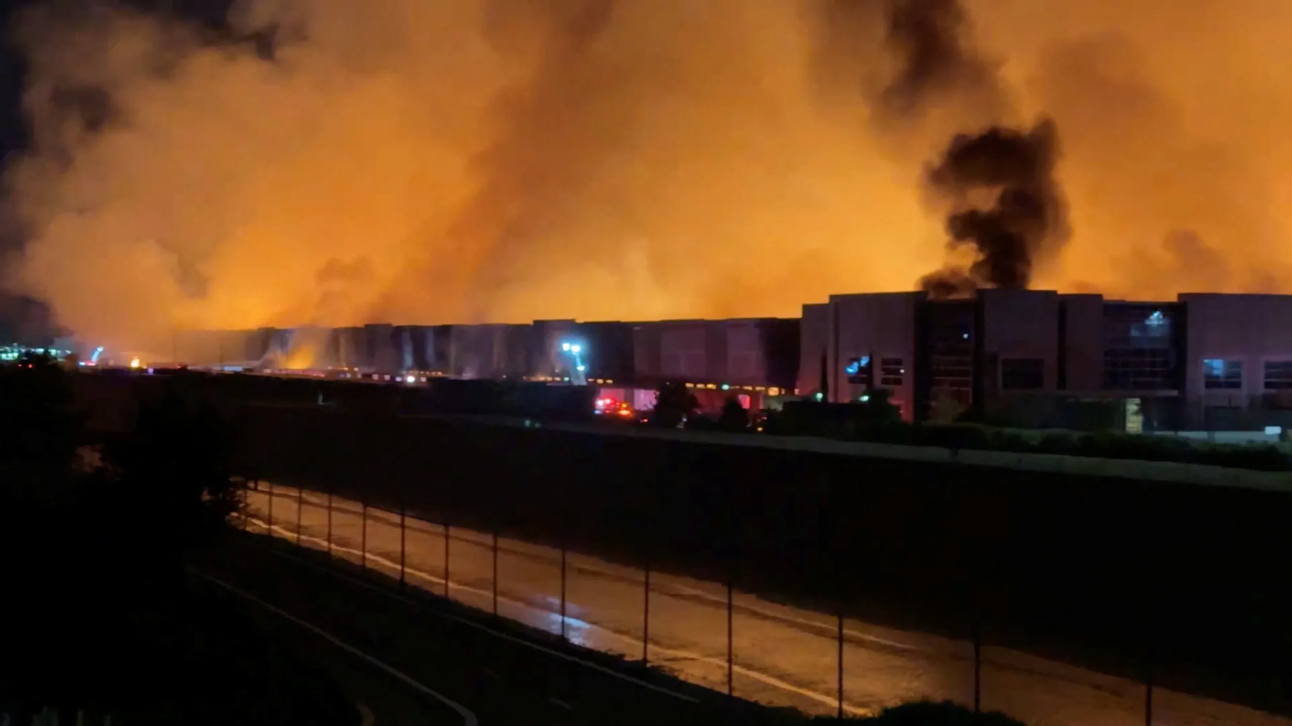 Incêndio massivo em armazém de papel higiênico na Califórnia, fumaça e bombeiros trabalhando