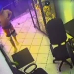 Polícia e ambulância em frente a lan house, local onde homem esfaqueado em Rio Preto morreu.