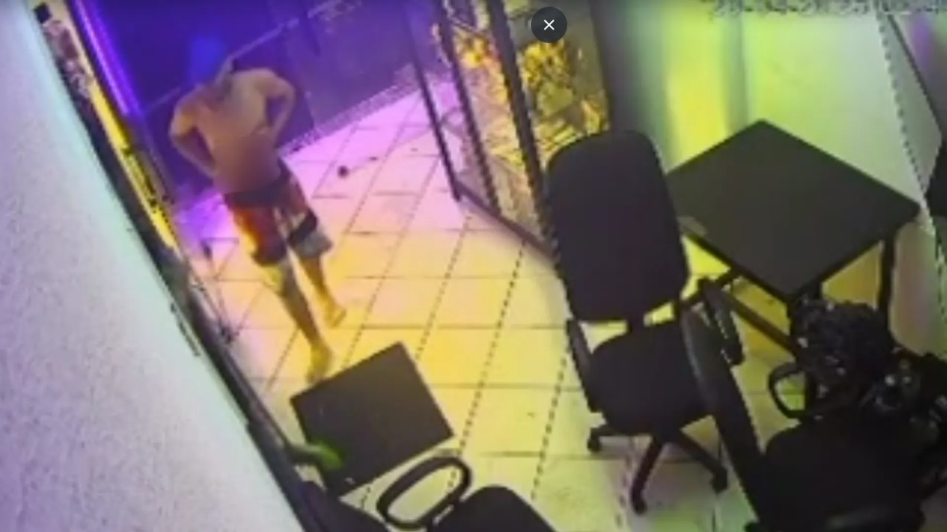 Polícia e ambulância em frente a lan house, local onde homem esfaqueado em Rio Preto morreu.