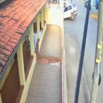 Acidente de carro em MG com Fiat Uno batendo em poste