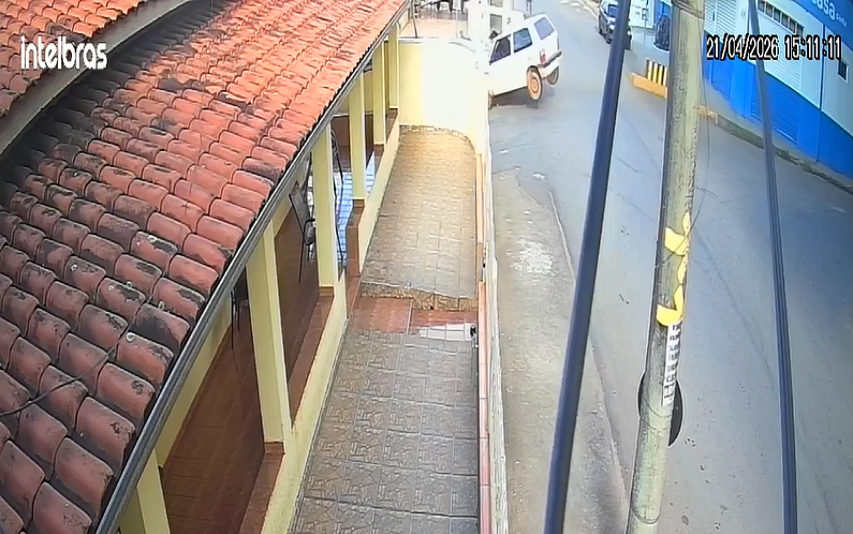 Acidente de carro em MG com Fiat Uno batendo em poste