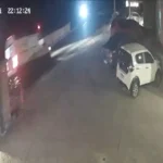 Cena de acidente com ambulância e carros na RJ-116 em Nova Friburgo, com bombeiros e SAMU.