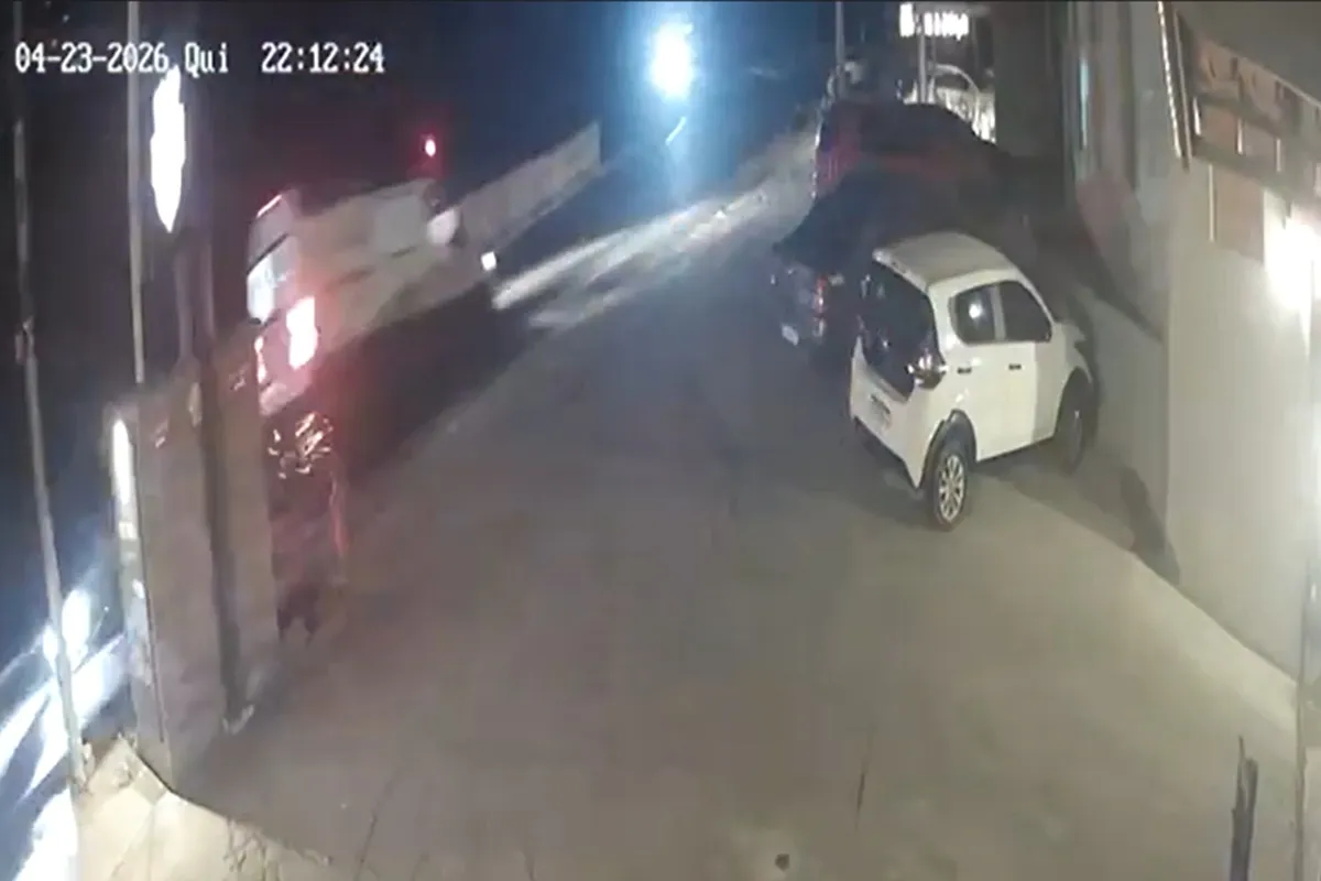 Cena de acidente com ambulância e carros na RJ-116 em Nova Friburgo, com bombeiros e SAMU.