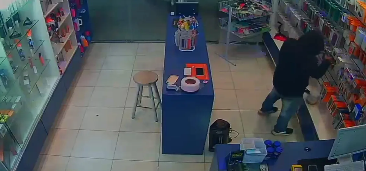 Assalto a loja de eletrônicos em Saquarema registrado por câmera de segurança