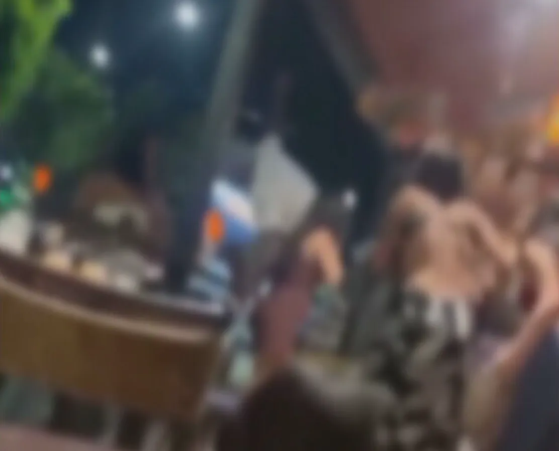 Cena de crime em bar após ataque a tiros em BH com viaturas e policiais