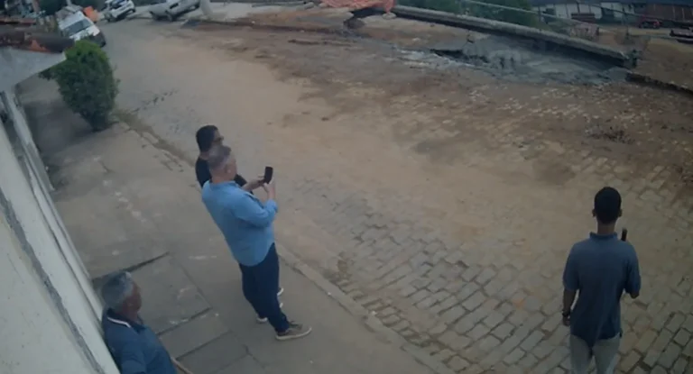 Foto do desmoronamento na rua de Teresópolis, mostrando buraco na calçada