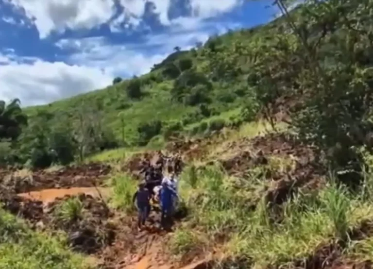 Deslizamento de terra bloqueia rodovia RJ-198, dificultando acesso emergência