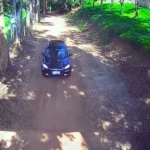 Imagens de câmera de segurança mostrando o veículo da farmacêutica Regina Helena perto da entrada de uma fazenda em Campestre, MG, antes de ser encontrada morta.