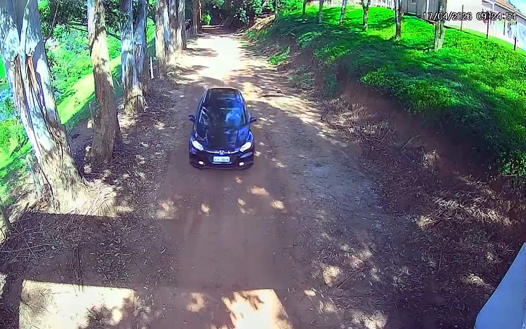 Imagens de câmera de segurança mostrando o veículo da farmacêutica Regina Helena perto da entrada de uma fazenda em Campestre, MG, antes de ser encontrada morta.