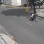 Vídeo de assalto no Castelo, BH, com homem sendo agredido e roubado por quatro pessoas.