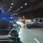 Porsche acidentado dentro do Túnel Ayrton Senna com equipe de resgate