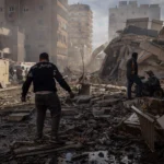 Escombros e destruição em Tiro, Líbano, após bombardeios de Israel