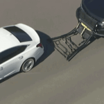 Carro branco destruído após perseguição policial nos EUA e colisão com muro