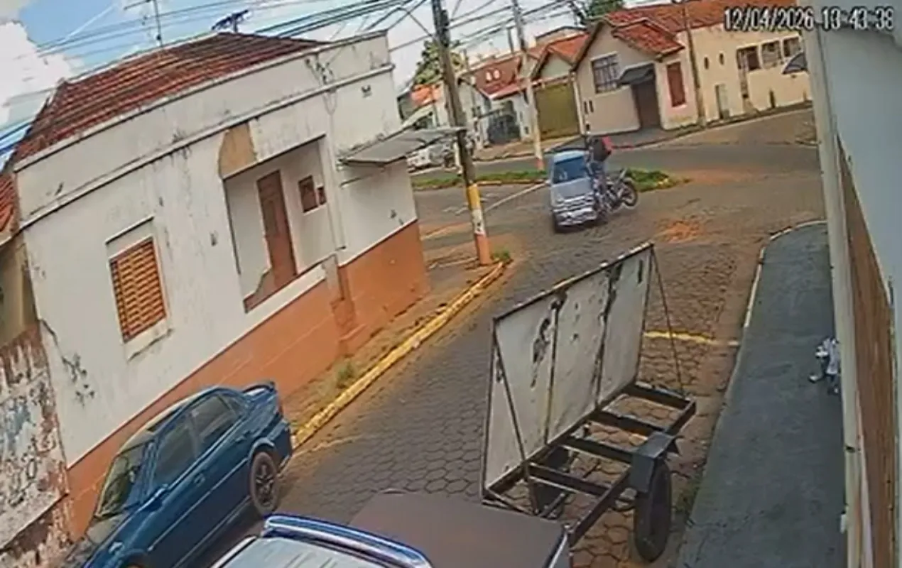 Motocicleta e carro batidos em cruzamento de Avaré após acidente.