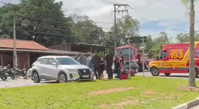 Câmera de segurança flagra carro atingindo moto em Mogi das Cruzes, motorista preso