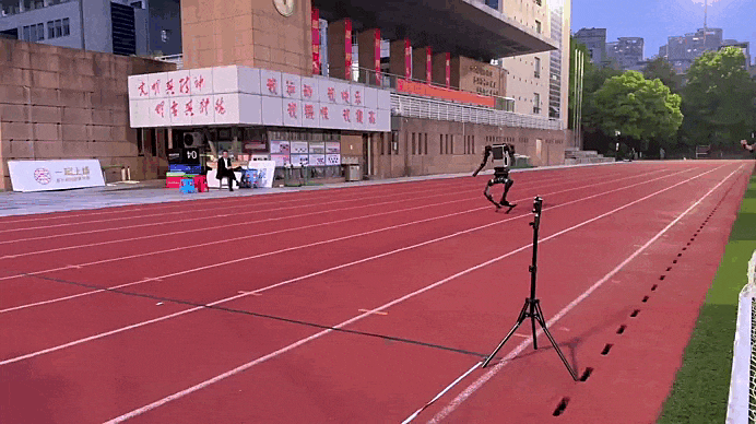 Robô corredor chinês Unitree H1 em pista de atletismo