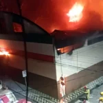 Incêndio em supermercado de Pouso Alegre com chamas e fumaça