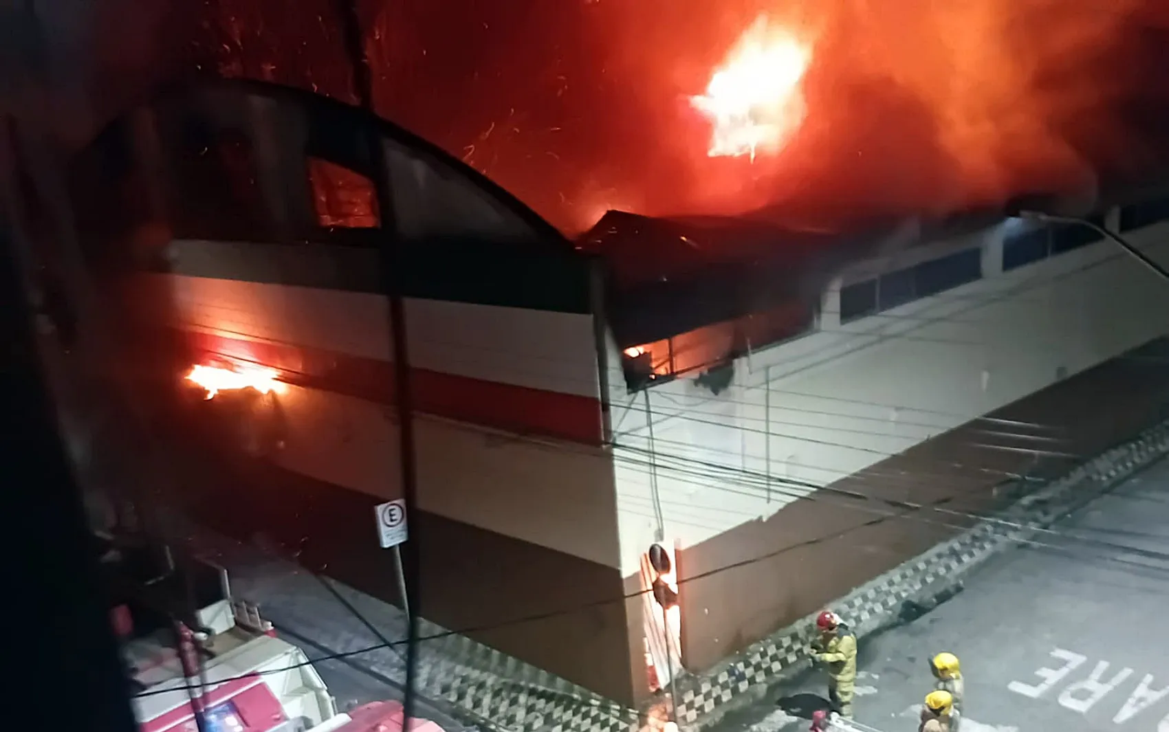 Incêndio em supermercado de Pouso Alegre com chamas e fumaça