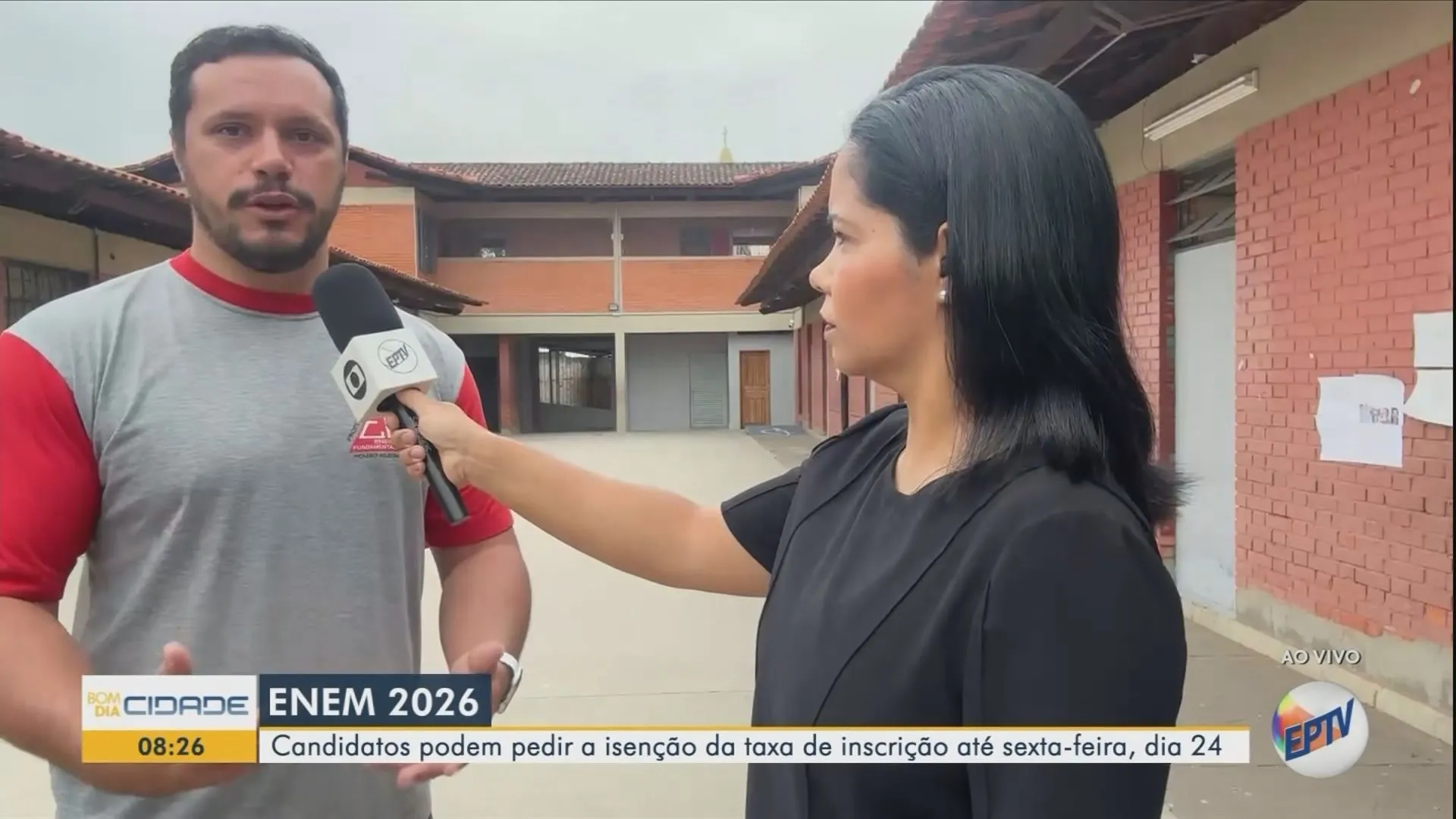 Paisagem do Sul de Minas ao amanhecer, com montanhas, plantações de café e uma cidade ao fundo, simbolizando as notícias matinais e a vida regional.