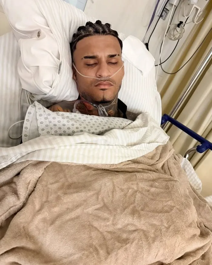 Van perfurada por tiros após perseguição ao cantor Anderson Neiff em São Paulo