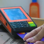 Pessoa com dívida de cartão de crédito rotativo e fatura