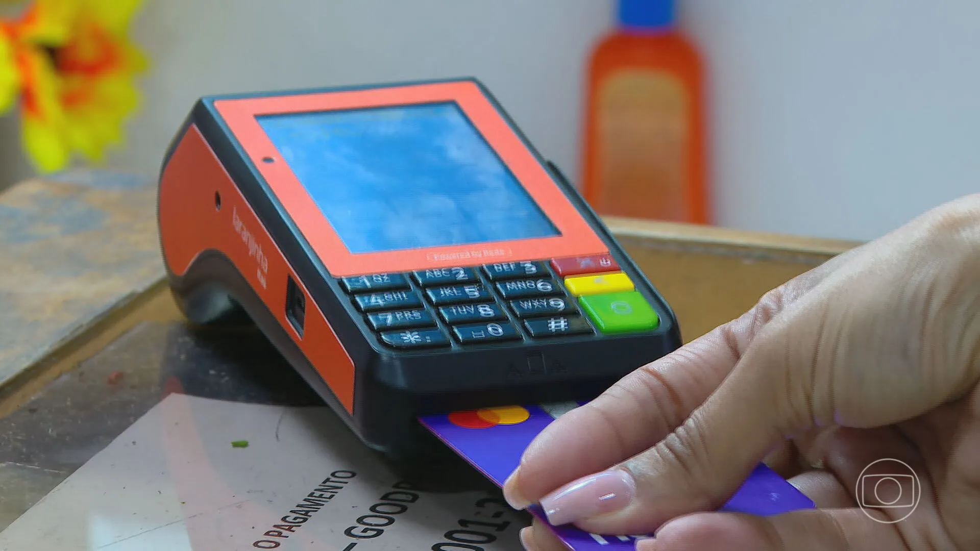 Pessoa com dívida de cartão de crédito rotativo e fatura