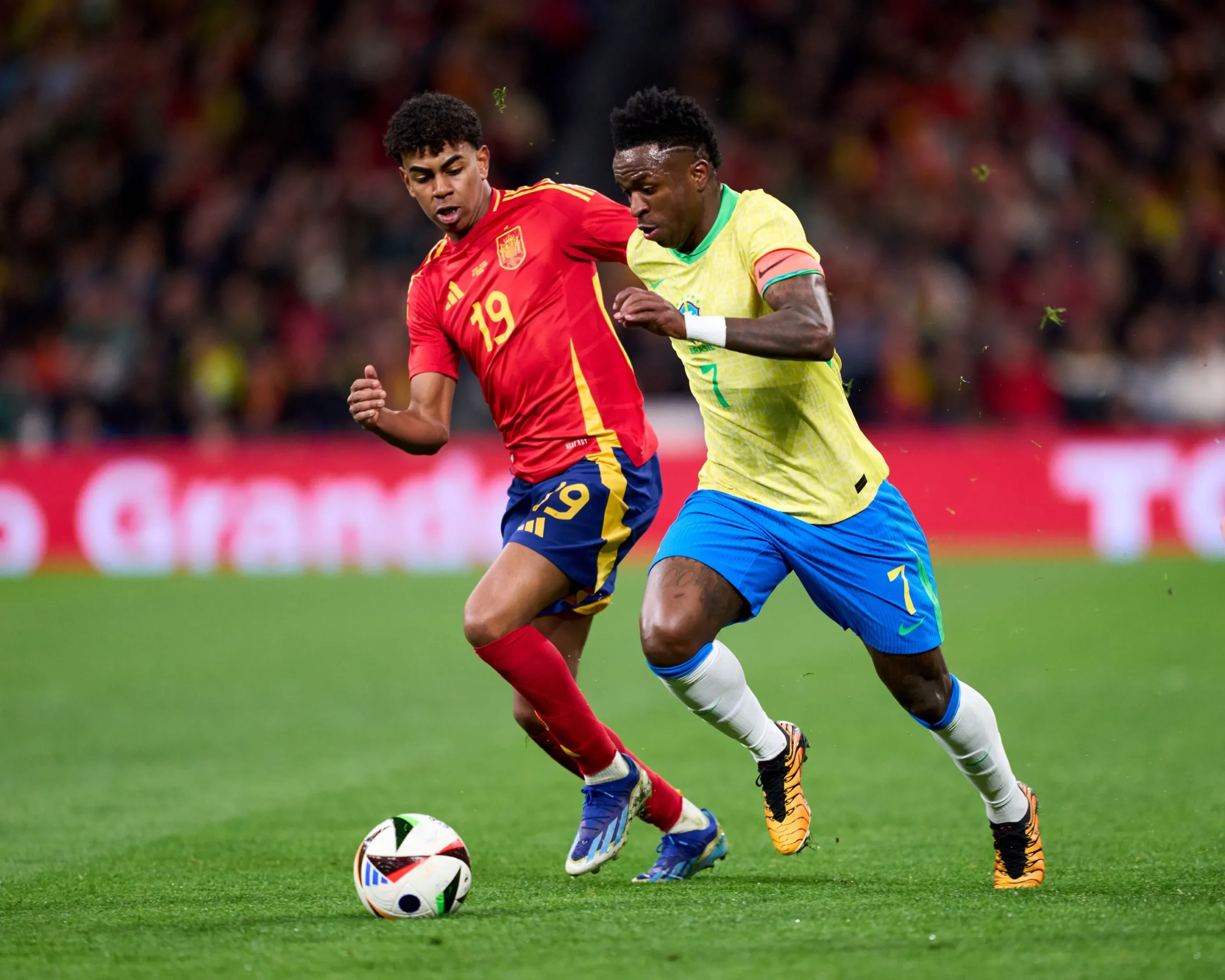 Vini Jr. e Lamine Yamal juntos, contra o racismo no futebol