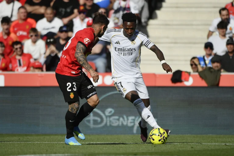 Vini Jr. jogando pelo Real Madrid, Champions League, camisa branca, estádio.
