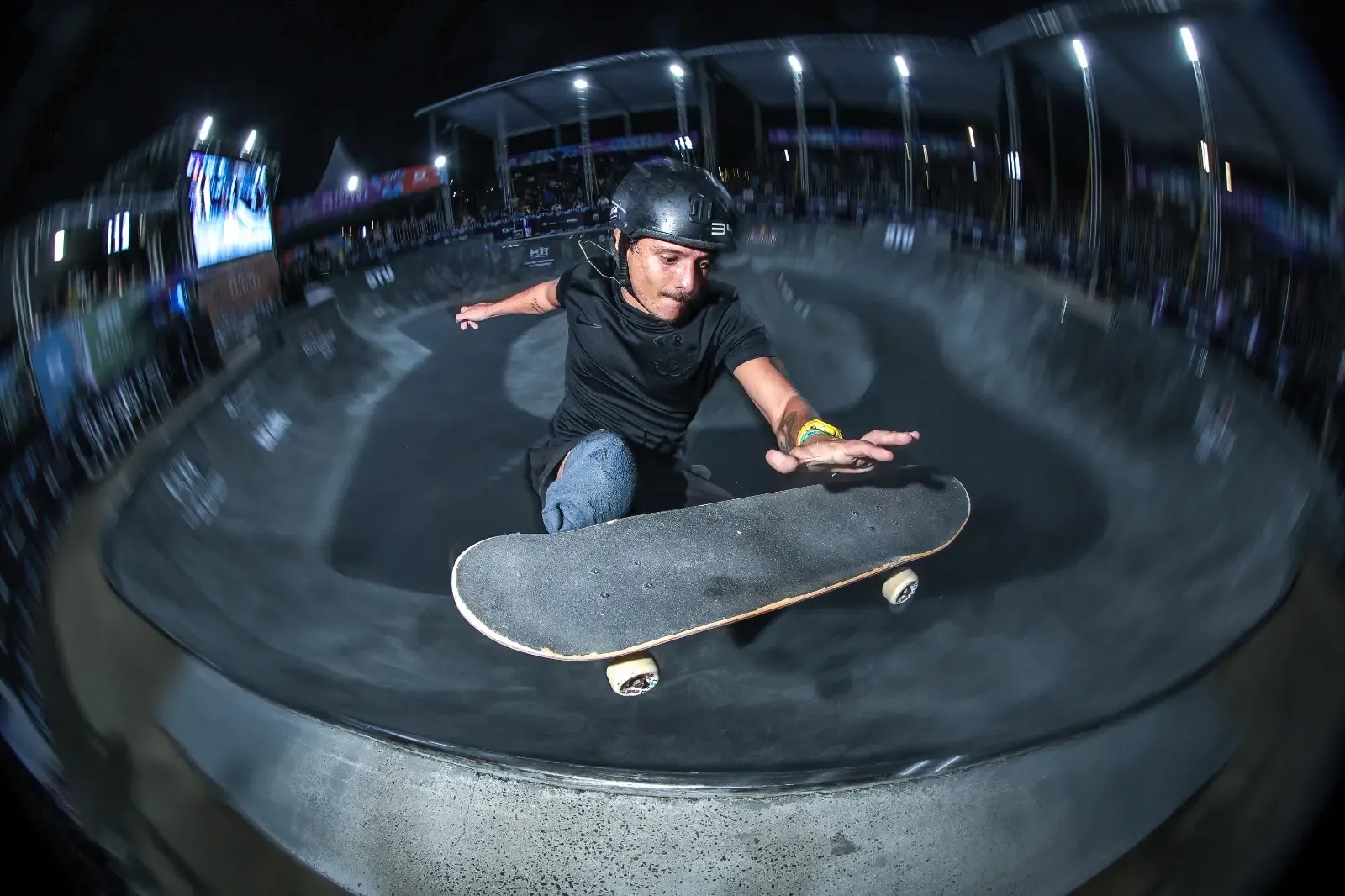 Vini Sardi em cadeira de rodas realizando manobra de skate em pista de street, Florianópolis