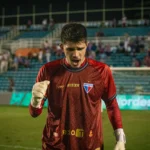 Vinícius Silvestre comemorando vitória do Fortaleza contra o Criciúma