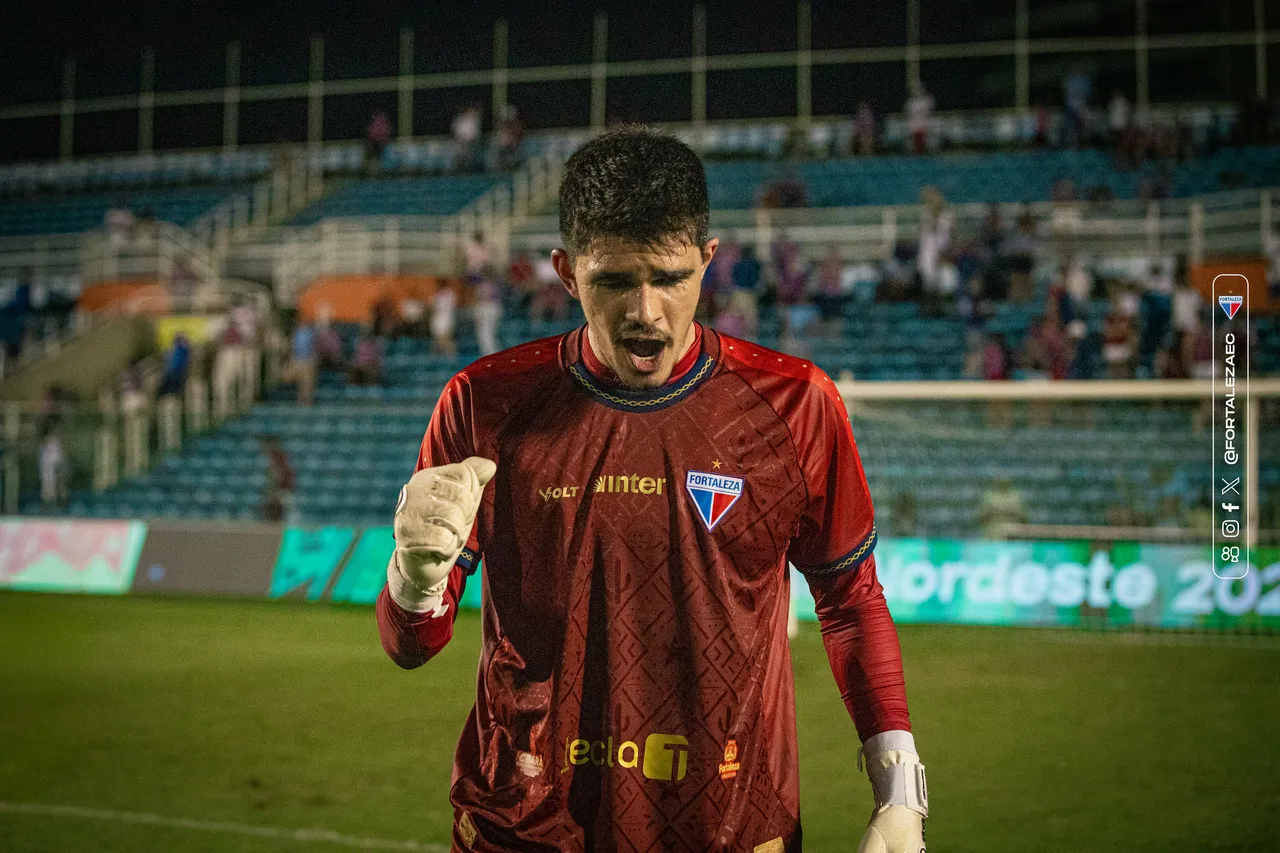 Vinícius Silvestre comemorando vitória do Fortaleza contra o Criciúma