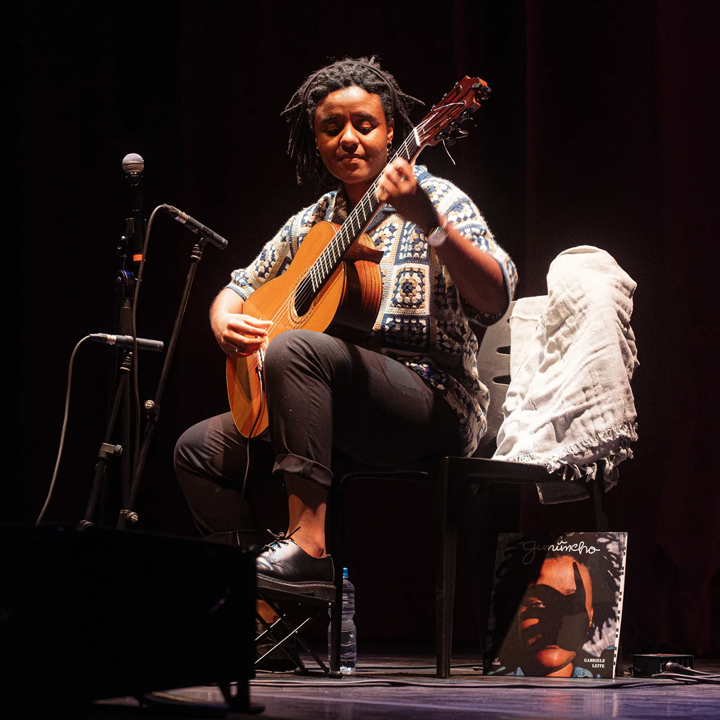 Gabriele Leite tocando violão clássico no Queremos! Festival!