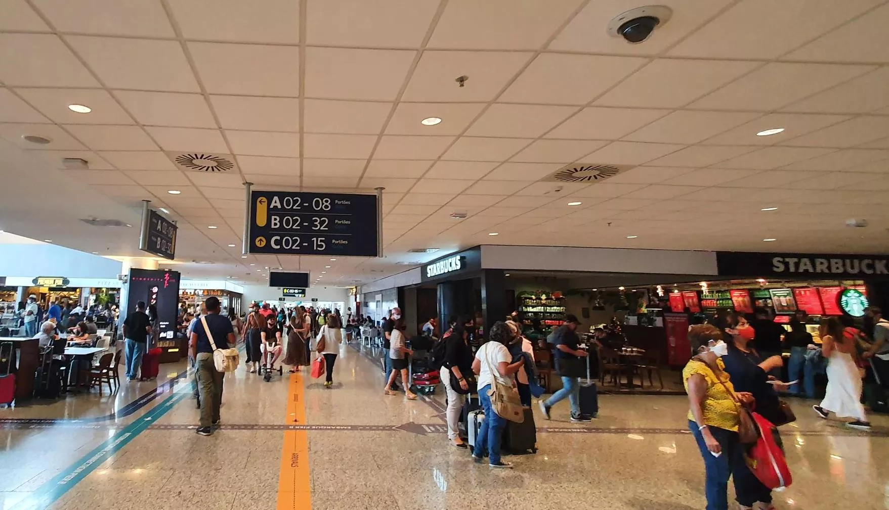 Pessoas viajando no Aeroporto de Viracopos e Rodoviária de Campinas durante a Páscoa