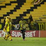 Time do Volta Redonda comemora virada no placar em campo