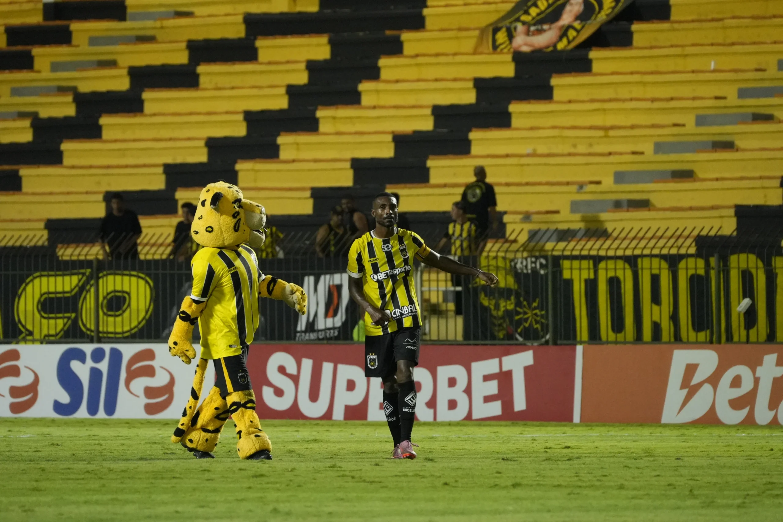 Time do Volta Redonda comemora virada no placar em campo