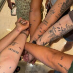 Virginia Fonseca e amigas com tatuagem '+34' no braço