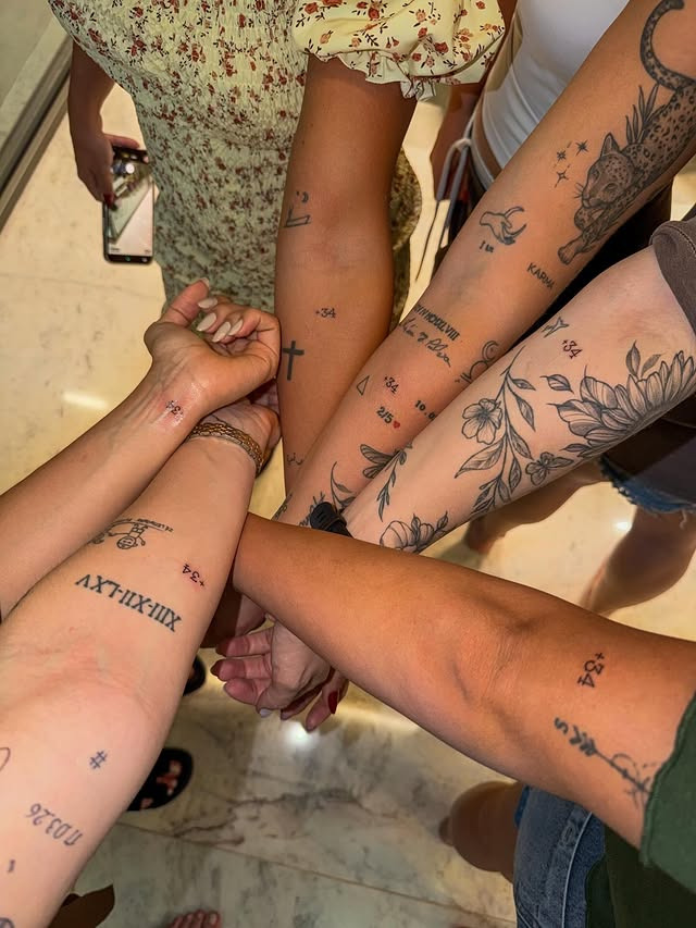 Virginia Fonseca e amigas com tatuagem '+34' no braço