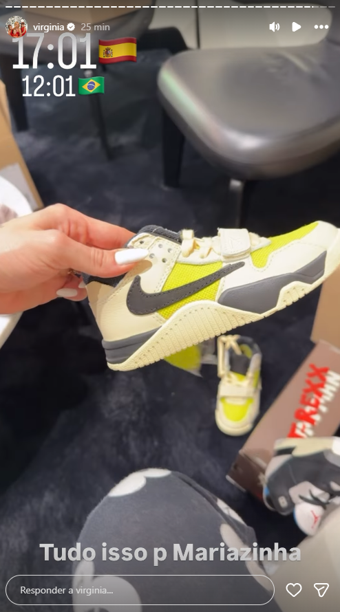 Virginia Fonseca mostrando os tênis que Vini Jr. deu aos filhos, com as crianças ao fundo.