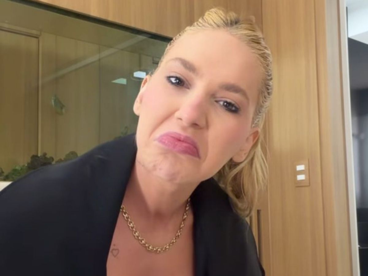 Influenciadora Virginia Fonseca com médico, discutindo tratamento para alopecia areata e saúde capilar.